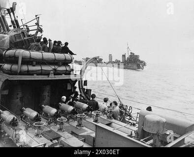 LE DESTROYER HMS EXPRESS EST ENDOMMAGÉ. 1940, À BORD DU HMS KELVIN ALORS QU'IL ALLAIT À L'AIDE DU DESTROYER ENDOMMAGÉ ET A PRIS À BORD DES SURVIVANTS. - HMS EXPRESS avec HMS KELVIN debout par la Royal Navy, HMS Express, Torpedo Boat Destroyer, (1896) Banque D'Images