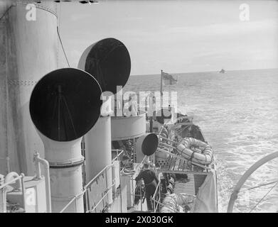 LES HOMMES DE LA CORVETTE BRITANNIQUE, HMS VERVAIN, EN SERVICE ACTIF. 9-10 JUILLET 1942. - Une vue générale du pont de la corvette Banque D'Images