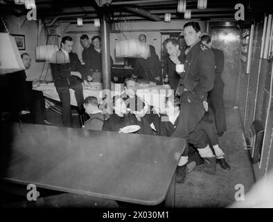 CONVOI BRITANNIQUE EN RUSSIE. DU 4 FÉVRIER AU 2 MARS 1945. À BORD DU CROISEUR HMS BELLONA SUR UN CONVOI À DESTINATION ET EN PROVENANCE DE LA RUSSIE. SUR LE CONVOI, UN U-BOOT A ÉTÉ COULÉ ET DE NOMBREUX AVIONS ALLEMANDS ONT ÉTÉ ABATTUS. - Une scène de déjeuner de garde-robe pendant le temps difficile Banque D'Images