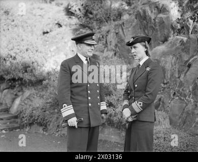 SAR LA DUCHESSE DE KENT, PRÉSIDENTE DU WRNS, VISITE ROSYTH. 1940, À L'ÉTABLISSEMENT NAVAL DE ROSYTH. - SAR la duchesse de Kent avec le C en C, vice-amiral Sir Gordon Ramsey Marina, princesse (duchesse de Kent), Ramsey, Charles Gordon, Royal Navy, Women's Royal Naval Service Banque D'Images