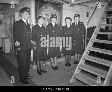 SAR la Duchesse de Kent inspecte les membres du WRNS au HMS Cochrane et aux bases navales de Rosyth et Granton, en Écosse, le 21 octobre, tout en observant le personnel au travail. Banque D'Images
