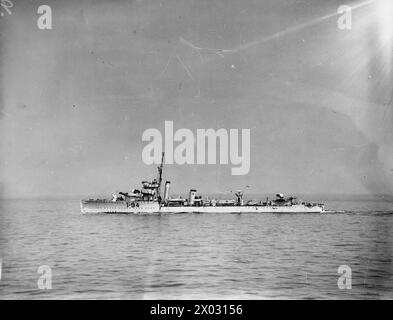 ESSAIS EXPÉRIMENTAUX DE NOUVEAUX LANCEURS DE CHARGES EN PROFONDEUR. 27 JUILLET 1941, À BORD DU HMS WHITEHALL. LES NOUVEAUX LANCEURS SONT MONTÉS SUR LE FO'C'SLE DES DESTROYERS ET SONT ACTIONNÉS À PARTIR DU PONT. - Une vue générale du HMS WHITEHALL, montrant les lanceurs de charge en profondeur dans les proues du destroyer Royal Navy, WHITEHALL (HMS) Banque D'Images