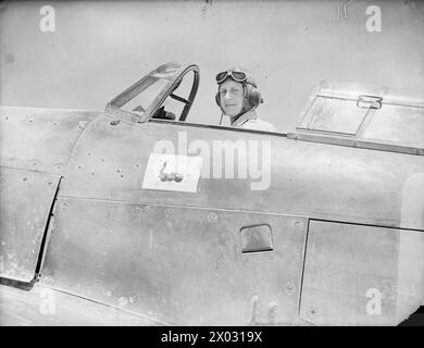 OPÉRATIONS DE LA ROYAL AIR FORCE AU MOYEN-ORIENT ET EN AFRIQUE DU NORD, 1939-1943. - Flying Officer J H Lapsley assis dans le cockpit de son Hawker Hurricane Mark I à Amriya, peu de temps après avoir abattu trois Savoia Marchetti SM-79 qui attaquaient des navires de la marine britannique bombardant Bardia et Capuzzo le 17 août 1940. Lapsley était membre du vol A du No 80 Squadron RAF, qui était équipé de Hurricanes pour la défense d'Alexandrie. Le 19 août, ces avions et un certain nombre de pilotes du 80e Escadron, dont Lapsley, sont devenus un élément constitutif du 274e Escadron RAF à Amriya. Ce ph Banque D'Images