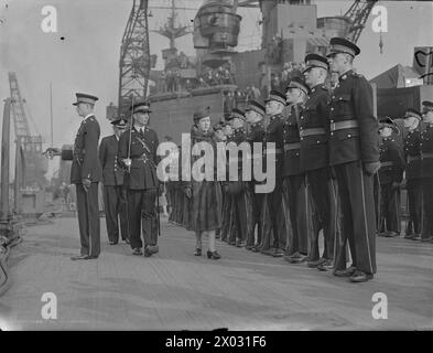 En 1941, SAR la Princesse Royale a visité Rosyth et inspecté le HMS Prince de Galles, examinant une Garde d'honneur des Royal Marines. Banque D'Images