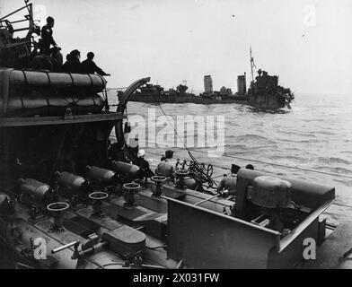 LE DESTROYER HMS EXPRESS EST ENDOMMAGÉ. 1940, À BORD DU HMS KELVIN ALORS QU'IL ALLAIT À L'AIDE DU DESTROYER ENDOMMAGÉ ET A PRIS À BORD DES SURVIVANTS. - HMS EXPRESS avec HMS KELVIN debout par la Royal Navy, HMS Express, Torpedo Boat Destroyer, (1896) Banque D'Images