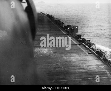 AVEC LE TRANSPORTEUR D'ESCORTE HMS SMITER. 1944, EN MER, À BORD D'UN FAIREY SWORDFISH DU TRANSPORTEUR PENDANT LA FORMATION DES OFFICIERS DE CONTRÔLE DE L'ATTERRISSAGE EN PONT, LORSQUE LES AÉRONEFS DÉCOLLAIENT ET ATTERRISSAIENT. - Regardant vers le bas sur le SMITER quand un espadon Fairey est venu atterrir. Le Batsman est visible sur la gauche Banque D'Images