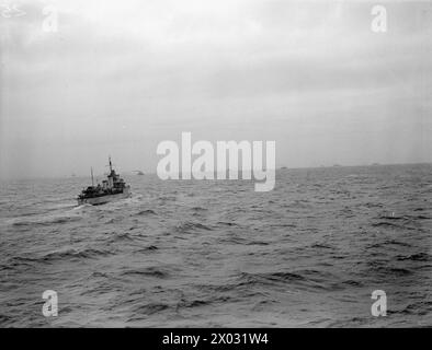 Entre le 22 septembre et le 20 octobre 1942, le HMS Viscount et le HMS Fame percutent et coulent deux sous-marins allemands tout en escortant un convoi atlantique. Un autre destroyer est visible depuis le HMS Viscount. Banque D'Images