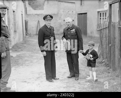 Le 14 juillet 1944, à Arromanches, des représentants de la Royal Navy, de l'armée britannique et de l'armée de l'air assistent à une cérémonie du Bastille Day, où les Royal Marines fournissent une garde d'honneur. Banque D'Images