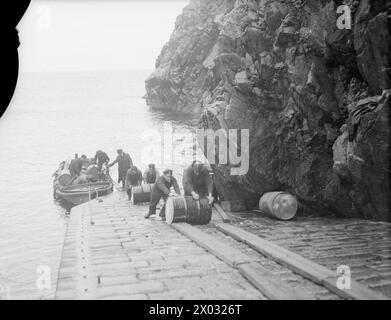 Le HMT Stella Pegasi était en service actif en juillet 1943, escortant le navire Northern Lights Pole Star et livrant du ravitaillement aux équipages des phares le long de la côte, y compris le déchargement des barils de pétrole pour le phare de Cape Wrath. Banque D'Images