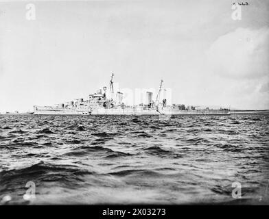 Le personnel est à bord du destroyer HMS Javelin en août 1940 dans le Firth of Forth et en mer. Le HMS Bonaventure, un croiseur léger britannique de classe Dido, est également présent. Banque D'Images