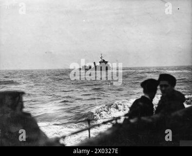 LE DESTROYER HMS EXPRESS EST ENDOMMAGÉ. 1940, À BORD DU HMS KELVIN ALORS QU'IL ALLAIT À L'AIDE DU DESTROYER ENDOMMAGÉ ET A PRIS À BORD DES SURVIVANTS. - Le HMS KELVIN se dirige vers l'EXPRESS endommagé Banque D'Images