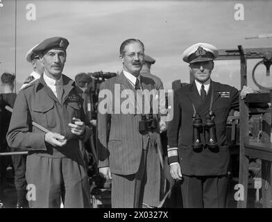 Les troupes britanniques, escortées par quatre croiseurs et destroyers sous le commandement du contre-amiral J. M Mansfield, débarquent au Pirée et se déplacent vers Athènes du 16 au 19 octobre 1944. Ils sont rejoints par des unités de la Royal Hellenic Navy. Les personnages clés comprennent le lieutenant-général R N Scobie, le RT Hon H Macmillan et le contre-amiral Mansfield sur le pont du HMS Orion supervisant le soulagement de la Grèce. Banque D'Images