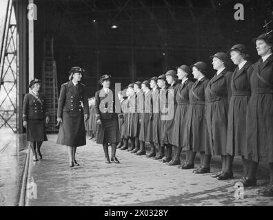 SAR LA DUCHESSE DE KENT, PRÉSIDENTE DU WRNS VISITE DES ÉTABLISSEMENTS NAVALS. 1940. - SAR la duchesse de Kent inspectant Wrens à la Fleet Air Arm Station, Donibristle Marina, Princess (Duchesse de Kent), Royal Navy, Women's Royal Naval Service Banque D'Images