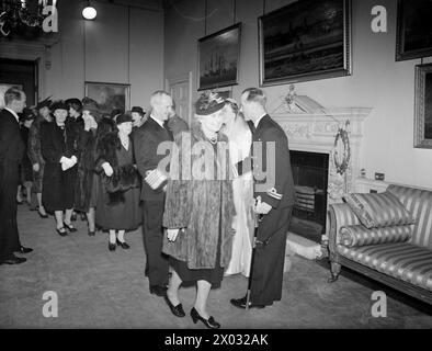 LE FILS DE L'AMIRAL ÉPOUSE LA FILLE D'EARL. 10 FÉVRIER 1944, MAISON DE L'AMIRAUTÉ. LORS DE LA RÉCEPTION EN PRÉSENCE DE LA PRINCESSE ELIZABETH ET DE LA PRINCESSE MARGARET, QUI A SUIVI LE MARIAGE À L'ABBAYE DE WESTMINSTER DU LIEUTENANT CHRISTOPHER WAKE-WALKER, RN, FILS DU VICE-AMIRAL SIR FREDERICK ET DE LADY WAKE-WALKER, ET DU TROISIÈME OFFICIER LADY ANNE SPENCER, WRNS, FILLE DU COMTE ET DE LA COMTESSE SPENCER. - La mariée saluant l'amiral de la flotte Sir Andrew B Cunningham, premier seigneur de la mer, et Lady Cunningham Cunningham, Andrew Browne, Cunningham, Nona Christina, Spencer, Anne, Wake-Walker, Christopher Baldwin Hughes Banque D'Images