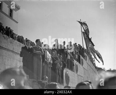 Entre le 16 et le 19 octobre 1944, les troupes britanniques escortées par quatre croiseurs et destroyers, aux côtés des unités de la Royal Hellenic Navy sous le commandement du contre-amiral J. M. Mansfield, débarquent au Pirée et avancent vers Athènes, observés par des civils locaux. Banque D'Images