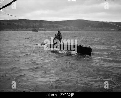 SOUS-MARINS MIDGET. 17 ET 18 DÉCEMBRE 1944, ROSYTHESAY BAY. OFFICIERS DE SOUS-MARIN MIDGET, HOMMES, EMBARCATIONS ET NAVIRE PARENT. - Un Midget Submarine, X-C, à Rothesay Bay Banque D'Images