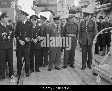 L'AMIRAL RITCHIE QUITTE LA NORVÈGE. 15 OCTOBRE 1945, OSLO, LORSQUE LE CONTRE-AMIRAL S S M RITCHIE, CB, RN, HISSAIT SON DRAPEAU EN TANT QU'OFFICIER DU PAVILLON DE LA NORVÈGE. APRÈS UN DÎNER D'ADIEU, LE CONTRE-AMIRAL RITCHIE PART POUR LE ROYAUME-UNI À BORD DU HMS DIADEM. - Des officiers britanniques et norvégiens sur le quai avant que l'amiral Ritchie embarque sur le HMS DIADEM pour l'Angleterre. De gauche à droite : lieutenant CdR J Lawrence, RNVR ; amiral Coneliussen ; commodore Askim, RNN; vice-maréchal de l'air Boret, RAF ; général Thorne, C britannique en C Norvège ; et colonel C Wilson, US Army Banque D'Images