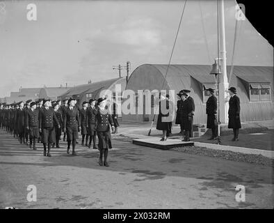 La duchesse de Kent inspecte le personnel du WRNS et prend le salut lors d'une marche passée au HMS Lochinvar, Granton Marina, Écosse, le 21 octobre, visitant des bases navales. Banque D'Images