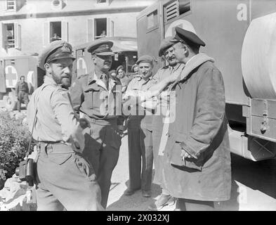 AVEC UN NAVIRE DE DÉBARQUEMENT DE CHAR D'HÔPITAL. LES 10 ET 11 AOÛT 1944, COURSSELLES, FRANCE, AVEC LST 428. SPÉCIALEMENT AMÉNAGÉ POUR CETTE TÂCHE, LE LST 428 AIDE À TRANSPORTER LES VICTIMES, Y COMPRIS LES BLESSÉS ENNEMIS, DE LA ZONE DE BATAILLE AU ROYAUME-UNI. - Discuter des plans d'évacuation des blessés. De gauche à droite : chirurgien Lieut CdR R St J R Johnston, RNVR, qui supervise tous les embarquements de blessés ; Colonel Brading, RAMC, commandant de sous-secteur ; Major Harry Chapman, RAMC ; Major d F Hutchinson, RAMC, O/C Casualty EVACUATION point ; et chirurgien Capt W B d Miller, DSC, RNVR Banque D'Images