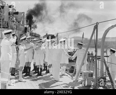 LES INTERNÉS TSINGTAO DE LA ROYAL NAVY SIDA. DU 20 AU 23 SEPTEMBRE 1945, PORT DE TSINGTAO, EN CHINE DU NORD, LORSQUE LE CROISEUR BRITANNIQUE HMS BERMUDA EST ENTRÉ DANS LE PORT POUR AIDER LES 1 800 BRITANNIQUES, AMÉRICAINS, RUSSES ET ITALIENS INTERNÉS DANS CETTE RÉGION. - L'amiral Sheh, de la marine chinoise, accueilli par le capitaine Bethel, RN, lors de la visite du HMS BERMUDA à Tsingtao Banque D'Images