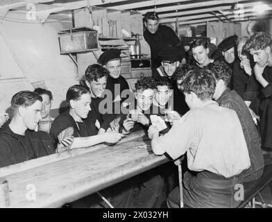 LES HOMMES DE LA CORVETTE BRITANNIQUE, HMS VERVAIN, EN SERVICE ACTIF. 9-10 JUILLET 1942. - Les équipages se détendent dans le désordre des marins Banque D'Images