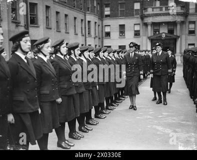 La duchesse de Kent, portant l'uniforme de commandant du WRNS, inspecte la Garde d'honneur au quartier général du WRNS aux demeures de la reine Anne le 29 juin 1943. Banque D'Images