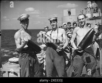 Les membres d'équipage du HMS Euryalus ont fourni des obus de 5,25 pouces lors d'une accalmie alors qu'ils étaient en service de convoi dans la Méditerranée orientale pendant la seconde Guerre mondiale Banque D'Images