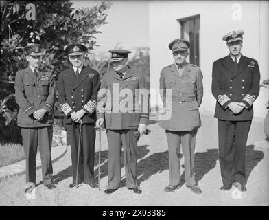 GRANDE CONFÉRENCE STRATÉGIQUE DES ALLIÉS EN AFRIQUE DU NORD : LE PRÉSIDENT ROOSEVELT RENCONTRE M. CHURCHILL. L'UNE DES CONFÉRENCES LES PLUS MARQUANTES DE CETTE GUERRE A COMMENCÉ LE 14 JANVIER 1943, PRÈS DE CASABLANCA, LORSQUE LE PRÉSIDENT ROOSEVELT ET M. CHURCHILL SE SONT RENCONTRÉS POUR ÉTUDIER TOUT LE CHAMP DE LA GUERRE, THÉÂTRE PAR THÉÂTRE. ILS ÉTAIENT ACCOMPAGNÉS PAR LES CHEFS D'ÉTAT-MAJOR DES DEUX PAYS. TOUTES LES RESSOURCES ONT ÉTÉ MOBILISÉES POUR L'EXÉCUTION ACTIVE ET CONCERTÉE DES PLANS ALLIÉS AVANT LA CAMPAGNE OFFENSIVE DE 1943. M. ROOSEVELT A ENSUITE DÉCRIT LA RÉUNION COMME LA RÉUNION DE "REDDITION INCONDITIONNELLE", C'EST-À-DIRE LA SURREND INCONDITIONNELLE Banque D'Images