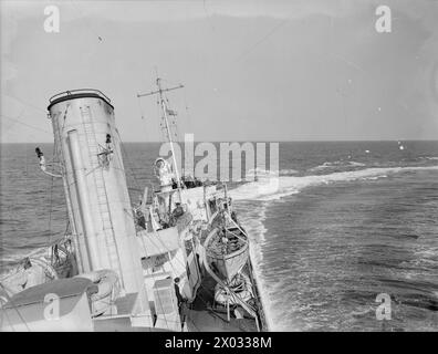 En septembre 1940, le HMS Broke a effectué un virage rapide en mer, créant un sillage distinctif tout en opérant à grande vitesse. Banque D'Images
