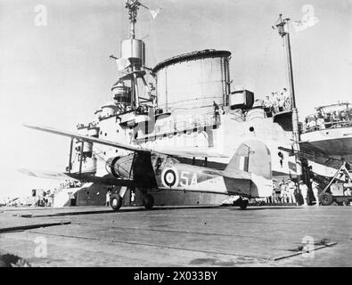 LE PORTE-AVIONS BRITANNIQUE, HMS FORMIDABLE, EN SERVICE ACTIF. SEPTEMBRE 1942. - Un Fairey Albacore qui décolle Banque D'Images