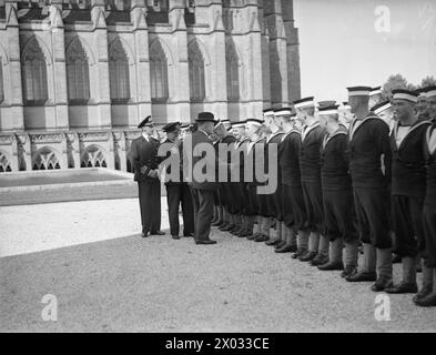 LE HAUT-COMMISSAIRE NÉO-ZÉLANDAIS REND VISITE AU HMS KING ALFRED. 20 AOÛT 1942. - M. Jordan parlant aux Néo-Zélandais pendant son inspection Banque D'Images