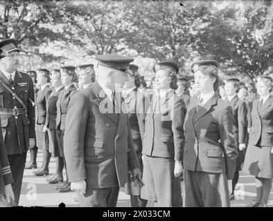 Le 2 juillet 1943, M. A. V. Alexander, premier lord de l'Amirauté, inspecte la Royal Marine WRNS dans les casernes d'Eastney et Hayling Island, Portsmouth. Banque D'Images