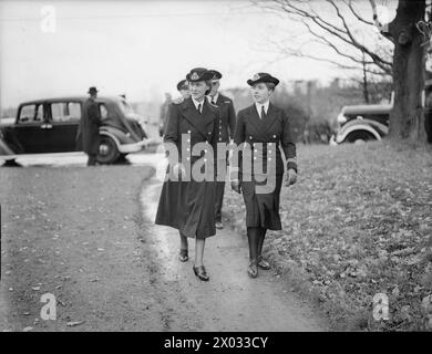 SAR LA DUCHESSE DE KENT, PRÉSIDENTE DU WRNS VISITE DES ÉTABLISSEMENTS NAVALS. 1940. - SAR la duchesse de Kent avec le premier officier de la Fleet Air Arm Station, Donibristle Marina, princesse (duchesse de Kent) Banque D'Images