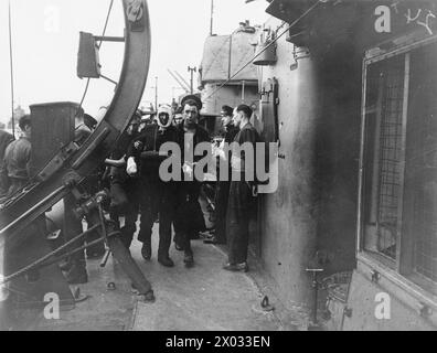 LE DESTROYER HMS EXPRESS EST ENDOMMAGÉ. 1940, À BORD DU HMS KELVIN ALORS QU'IL ALLAIT À L'AIDE DU DESTROYER ENDOMMAGÉ ET A PRIS À BORD DES SURVIVANTS. - Les blessés du HMS EXPRESS arrivent à bord du HMS KELVIN Banque D'Images