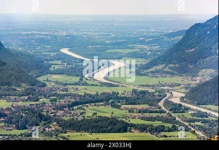 Brenner Basistunnel Das Inntal auf Deutscher Seite vom Kaisergebirge aus gesehen. Durch dieses Tal soll der Bahn-Zubringer zum Brenner Basistunnel verlaufen. Liens unten der Ort Oberaudorf. Oberaudorf Tirol Österreich *** tunnel de base du Brenner la vallée de l'Inn du côté allemand vu des montagnes du Kaiser la ligne de desserte du chemin de fer au tunnel de base du Brenner doit traverser cette vallée en contrebas à gauche le village d'Oberaudorf Oberaudorf Tyrol Autriche Copyright : argumx/xThomasxEinberger Banque D'Images