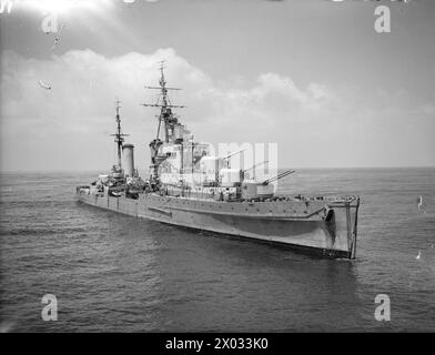 Le 18 mai 1944, le HMS Dido bombarde les batteries ennemies, les décharges de ravitaillement et les routes à l'ouest de Gaeta en Méditerranée, alors qu'il est observé depuis l'USS Mackenzie, soutenant les opérations de l'armée. Banque D'Images