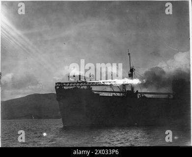 LA ROYAL NAVY PENDANT LA SECONDE GUERRE MONDIALE - le Hawker Sea Hurricane étant catapulté du navire marchand armé catapulte (CAM) à Greenock. Notez la longue flamme des fusées assistantes de la Royal Navy, Merchant Service Fighter Unit Banque D'Images