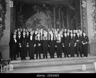 DÎNER AU COLONEL KNOX AU GREENWICH COLLEGE. 23 SEPTEMBRE 1943. UN DÎNER A EU LIEU DANS LE PAINTED HALL, LE ROYAL NAVAL COLLEGE GREENWICH, AU COLONEL FRANK KNOX, SECRÉTAIRE DE LA MARINE AMÉRICAINE. AVANT SON PASSAGE À GREENWICH, LE COLONEL KNOX INSPECTE LES CADETS DE LA MARINE À WESTMINSTER PIER. - Groupe après le dîner, qui comprend, au premier rang, le premier échelon (de gauche à droite), M. George Isaacs MP, secrétaire parlementaire privé ; l'amiral Sir Charles E Kennedy-Purvis, KCB, vice-premier Lord de la mer ; M. Lyttleton, Lord Beaverbrook, M. Anthony Eden, colonel Knox, M. A. V Alexander, Amiral Stark, USN, Amiral Sir Joh Banque D'Images