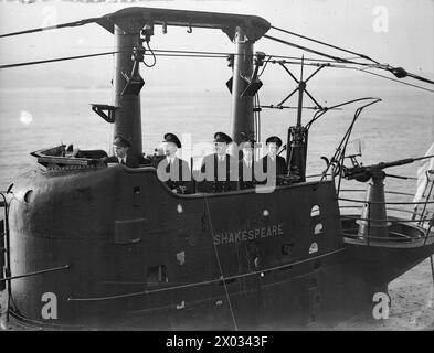 LA ROYAL NAVY DURNG LA SECONDE GUERRE MONDIALE - le HMS/M SHAKESPEARE revient à Devonport après 19 mois d'activité opérationnelle en Méditerranée. Sur le pont du SHAKESPEARE se trouvent, de gauche à droite : Lieutenant N d Campbell, RN, de Sevenoaks (Gunnery Officer) ; Lieutenant W E I Little-John, DSC, RANVR, de Melbourne, Australie (First Lieutenant); lieutenant M F R Ainlie, DSO, DSC, RN, de Ash Vale, Surrey (commandant) ; sous-lieutenant R. G. Pearson, RNVR, de Hitchin, Herts (officier de torpille) ; lieutenant L. H. Richardson, RN, de Jersey, îles Anglo-Normandes (officier navigant). Radar naval : la connerie Banque D'Images