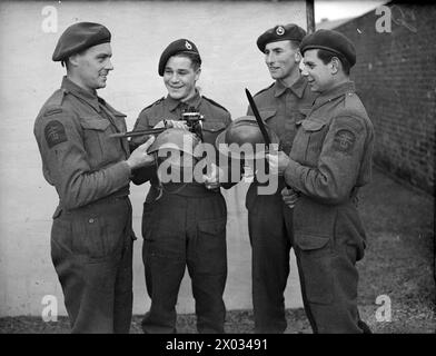 Le 5 janvier 1943, au Royal Marine Depot de Deal, Kent, les Royal Marines qui ont combattu à Salerne sont photographiés avec des casques fascistes, des baïonnettes et des miroirs de mortier, y compris C M Middle, G Keable, S Cliffird et V Gordon. Banque D'Images