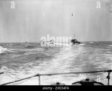 L'ARMADA ALLIÉE NAVIGUE SANS ÊTRE AGRESSÉE LORS D'UN GRAND EXERCICE DANS LE CHENAL. 9 SEPTEMBRE 1943 EN MER DANS LA MANCHE. LES FORCES TERRESTRES, MARITIMES ET AÉRIENNES ALLIÉES ONT EFFECTUÉ UN EXERCICE MAJEUR DE 24 HEURES DANS LA MANCHE SANS INTERFÉRENCE DE L'ENNEMI. LA GRANDE ARMADA NAVIGUE À MOINS DE 10 MILES DE LA CÔTE FRANÇAISE. LES BOMBARDIERS ET CHASSEURS ALLIÉS SOUTENANT L'OPÉRATION ONT EFFECTUÉ PLUS DE 300 SORTIES. AVEC UNE OPPOSITION ENNEMIE NÉGLIGEABLE. - Embarcations de débarquement retournant à la base par temps lourd Banque D'Images