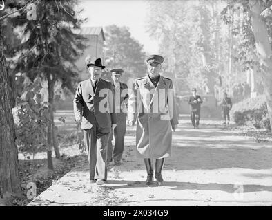 À TÉHÉRAN POUR LA CONFÉRENCE. LE 29 NOVEMBRE 1943, DANS LES LOCAUX DE LA LÉGATION BRITANNIQUE, TÉHÉRAN, LORS DES «TROIS GRANDES» CONFÉRENCES. - Colonel-général Aroadiev, officier russe, dans les locaux de la légation britannique, Téhéran Banque D'Images