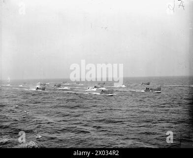 L'ARMADA ALLIÉE NAVIGUE SANS ÊTRE AGRESSÉE LORS D'UN GRAND EXERCICE DANS LE CHENAL. 9 SEPTEMBRE 1943 EN MER DANS LA MANCHE. LES FORCES TERRESTRES, MARITIMES ET AÉRIENNES ALLIÉES ONT EFFECTUÉ UN EXERCICE MAJEUR DE 24 HEURES DANS LA MANCHE SANS INTERFÉRENCE DE L'ENNEMI. LA GRANDE ARMADA NAVIGUE À MOINS DE 10 MILES DE LA CÔTE FRANÇAISE. LES BOMBARDIERS ET CHASSEURS ALLIÉS SOUTENANT L'OPÉRATION ONT EFFECTUÉ PLUS DE 300 SORTIES. AVEC UNE OPPOSITION ENNEMIE NÉGLIGEABLE. - Petite embarcation de débarquement pendant l'exercice Banque D'Images