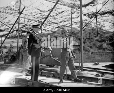 Du 27 au 29 septembre 1944, des canons britanniques « Winnie » et « Pooh » sont déployés à St Margaret's Bay, Douvres, opérés par la Royal Marine Siege Unit pour contrer l'artillerie ennemie. L'officier général commandant les Royal Marines a inspecté les équipages. Banque D'Images
