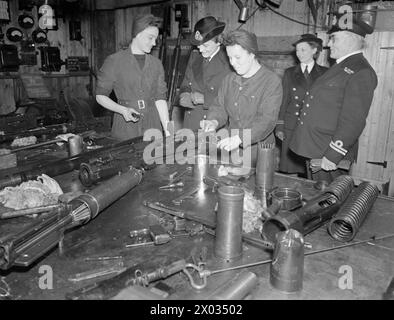 La duchesse de Kent inspecte le personnel du WRNS effectuant des réparations de canons Lewis sur le HMS Lochinvar, Granton, Écosse, le 21 octobre, avec Wren Beryl Lyster et Wren May Groosjohan. Banque D'Images