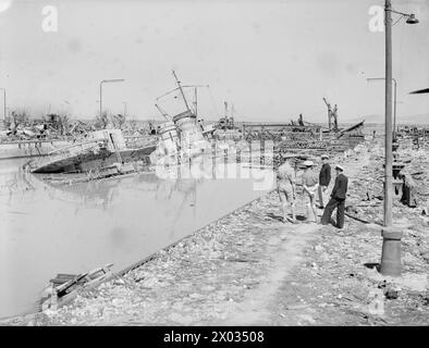 COMMENT LES FORCES AÉRIENNES ALLIÉES ONT MITRAILLÉ FERRYVILLE. 13 MAI 1943, FERRYVILLE, CHANTIER NAVAL FRANÇAIS, PRÈS DE BIZERTE. LE PORT DE FERRYVILLE A OBTENU SA PART DU BLITZ ALLIÉ PRESQUE SANS ESCALE SUR LES POINTS D’APPROVISIONNEMENT DE L’AXE QUI ONT PRÉCÉDÉ LA DÉFAITE TOTALE DE L’ALLEMAGNE ET DE L’ITALIE EN AFRIQUE. - Un destroyer français endommagé dans une des cales sèches de Ferryville Banque D'Images