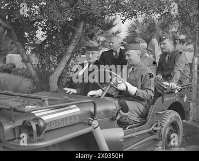 GRANDE CONFÉRENCE STRATÉGIQUE DES ALLIÉS EN AFRIQUE DU NORD : LE PRÉSIDENT ROOSEVELT RENCONTRE M. CHURCHILL. L'UNE DES CONFÉRENCES LES PLUS MARQUANTES DE CETTE GUERRE A COMMENCÉ LE 14 JANVIER 1943, PRÈS DE CASABLANCA, LORSQUE LE PRÉSIDENT ROOSEVELT ET M. CHURCHILL SE SONT RENCONTRÉS POUR ÉTUDIER TOUT LE CHAMP DE LA GUERRE, THÉÂTRE PAR THÉÂTRE. ILS ÉTAIENT ACCOMPAGNÉS PAR LES CHEFS D'ÉTAT-MAJOR DES DEUX PAYS. TOUTES LES RESSOURCES ONT ÉTÉ MOBILISÉES POUR L'EXÉCUTION ACTIVE ET CONCERTÉE DES PLANS ALLIÉS AVANT LA CAMPAGNE OFFENSIVE DE 1943. M. ROOSEVELT A ENSUITE DÉCRIT LA RÉUNION COMME LA RÉUNION DE "REDDITION INCONDITIONNELLE", C'EST-À-DIRE LA SURREND INCONDITIONNELLE Banque D'Images