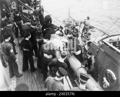 LA ROYAL NAVY PENDANT LA SECONDE GUERRE MONDIALE - les marins blessés du destroyer endommagé HMS EXPRESS sont transférés du MTB 30 au HMS KELVIN Royal Navy, KELVIN (HMS), Royal Navy, MTB 30, Motor Torpedo Boat, (1940) Banque D'Images