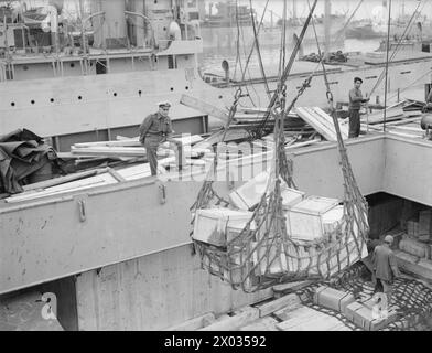 Le 14 avril 1943, un navire américain Liberty dans le convoi d'Alger est escorté par la Royal Navy et des avions alliés, déchargeant des vêtements, du lait écrémé et des fournitures médicales sous les ordres du lieutenant G E Houghton, RNR. Banque D'Images
