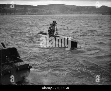 SOUS-MARINS MIDGET. 17 ET 18 DÉCEMBRE 1944, ROSYTHESAY BAY. OFFICIERS DE SOUS-MARIN MIDGET, HOMMES, EMBARCATIONS ET NAVIRE PARENT. - Un Midget Submarine, X-C, à Rothesay Bay Banque D'Images